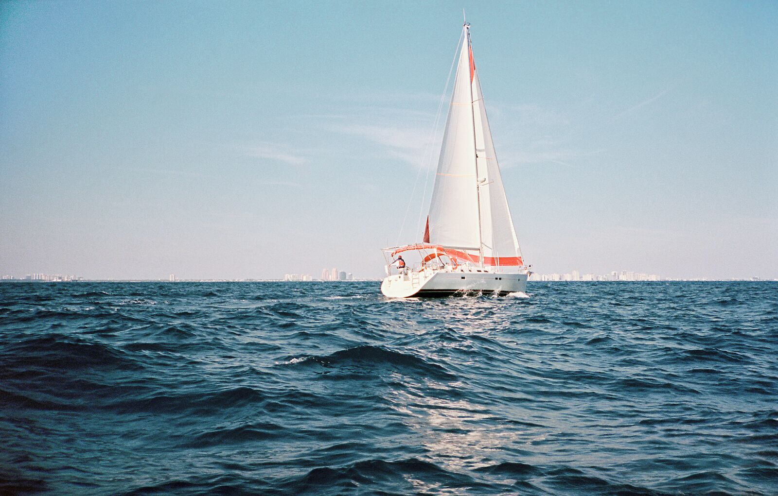SP25_Hilfiger Sailing_Menswear key look 1_environmental 2_300_39L